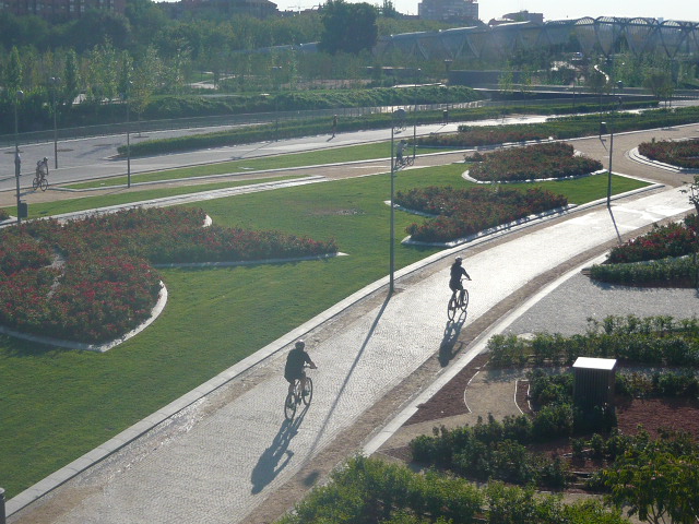 Ciclistas en Madrid Río