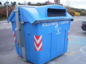 Contenedor azul para papel y cartón en la calle