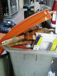 Contenedor de basura lleno Contenedor de basura lleno