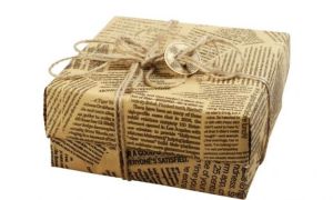 Regalo de Navidad envuelto con papel de periódico