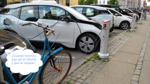 Calle en Copenhague con puntos de recarga