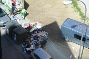 Basura diaria arrojada en calle madrileña